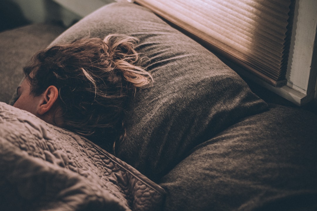 Hoeveel calorieën verbrand je met slapen? Dit zijn de cijfers
